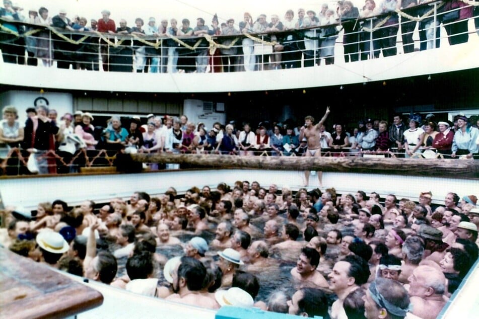Ánimo festivo tras la caída del Muro: fiesta en la piscina en noviembre de 1989 a bordo del "Arkona".