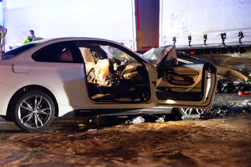 Der BMW-Fahrer erlag in der Klinik seinen Verletzungen, seine Beifahrerin ist bei dem Unfall schwer verletzt worden.