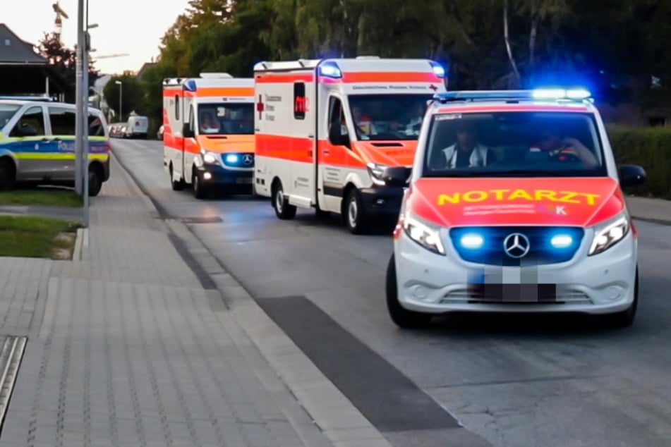 Polizei und Rettungskräfte vor der JVA Wiesbaden.