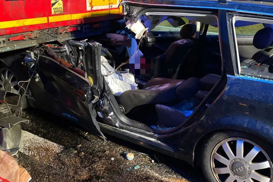 Unfall A4: Schrecklicher Unfall auf der Autobahn: Audi rauscht unter Lkw und wird mitgeschleift