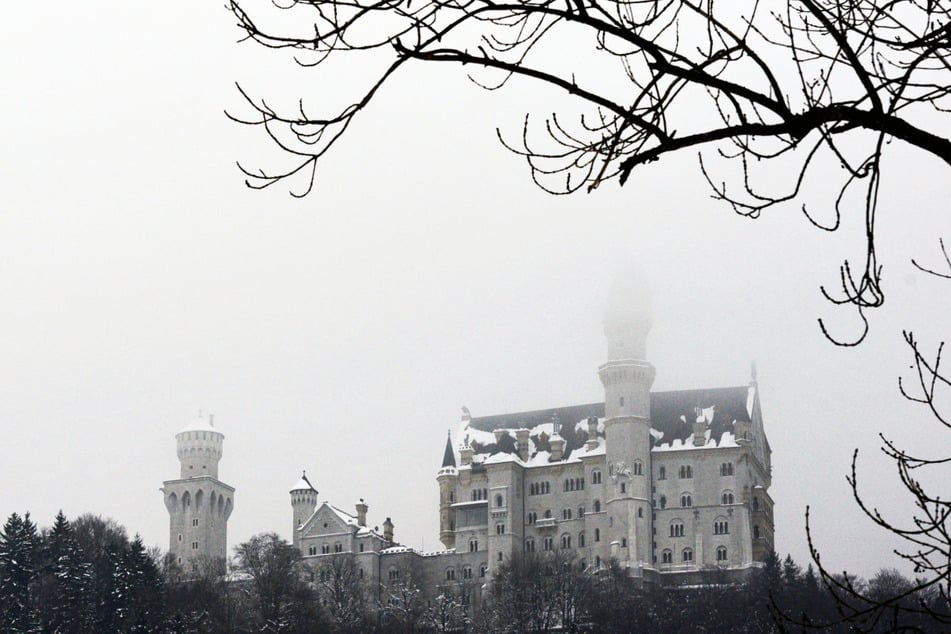Zahlreiche Schlösser in Bayern sind witterungsbedingt geschlossen worden. Im berühmten Schloss Neuschwanstein finden gebuchte Führungen noch statt. (Archiv)