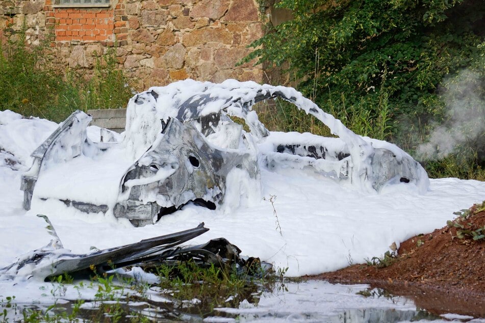 Nach dem Einsatz, war das Auto mit Löschschaum bedeckt.