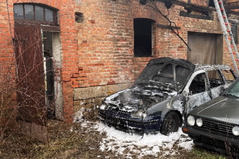 Autobrand droht auf Scheune überzugehen: Feuerwehr verhindert Katastrophe
