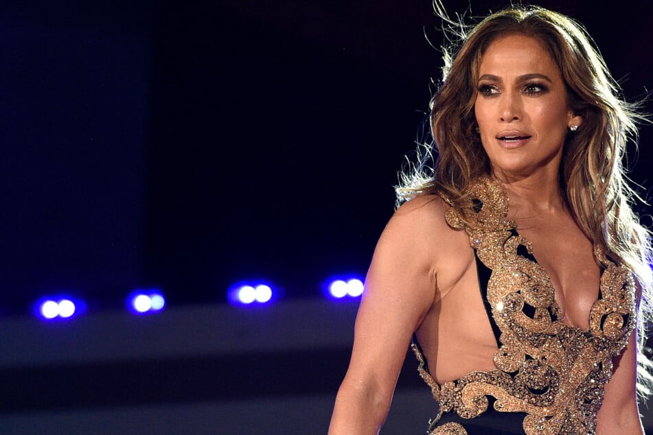 Ein Kleid in einem italienischen Geschäft trägt jetzt den Namen von Jennifer Lopez (54).