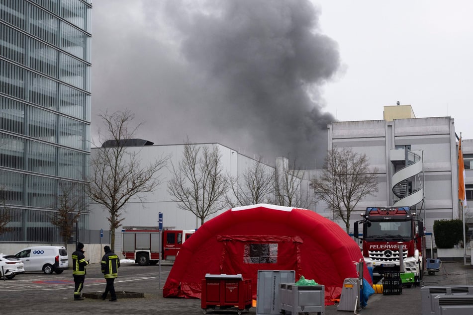 Die Löscharbeiten dauerten bis Donnerstagabend an. Am Freitagmorgen waren nur noch Nachlöscharbeiten nötig.