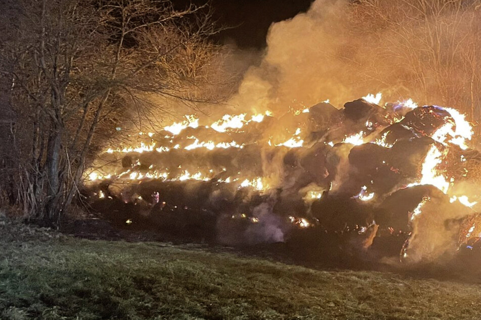 Hunderte Strohballen in Brand: Mehrere Feuerwehren im Einsatz