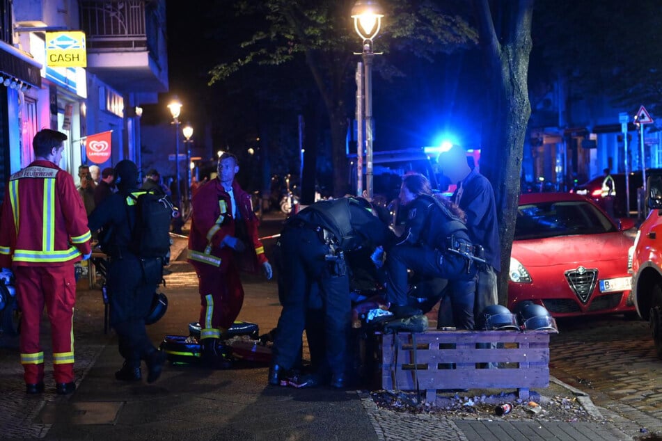 Rettungskräfte kümmern sich in der Herrfurthstraße um einen der Verletzten.