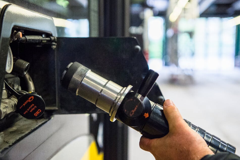 Die Stadtwerke in Augsburg haben noch einmal 30 neue Biogasbusse als Ersatz für veraltete Fahrzeuge gekauft. (Symbolbild)