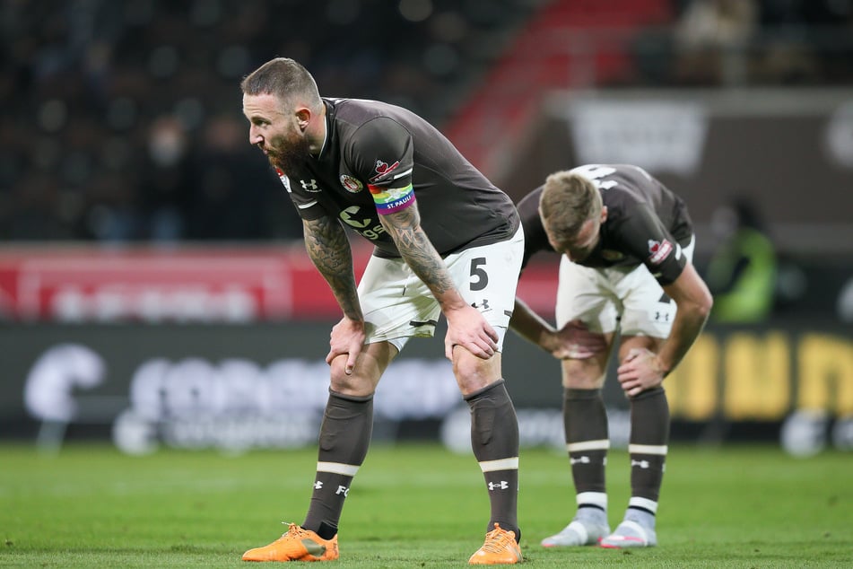 Marvin Knoll (l.) und Sebastian Ohlsson vom FC St. Pauli sind nach dem Spiel erschöpft und frustriert.