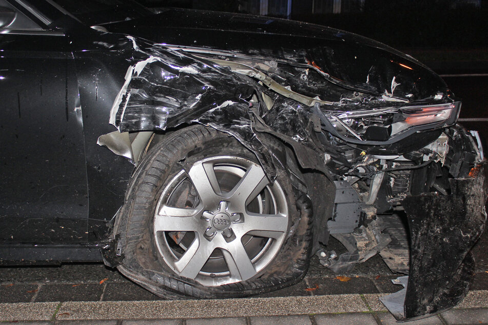 Der Fahrer eines Audi A6 schlief am Steuer ein und fuhr gegen einen geparkten Kleinbus.