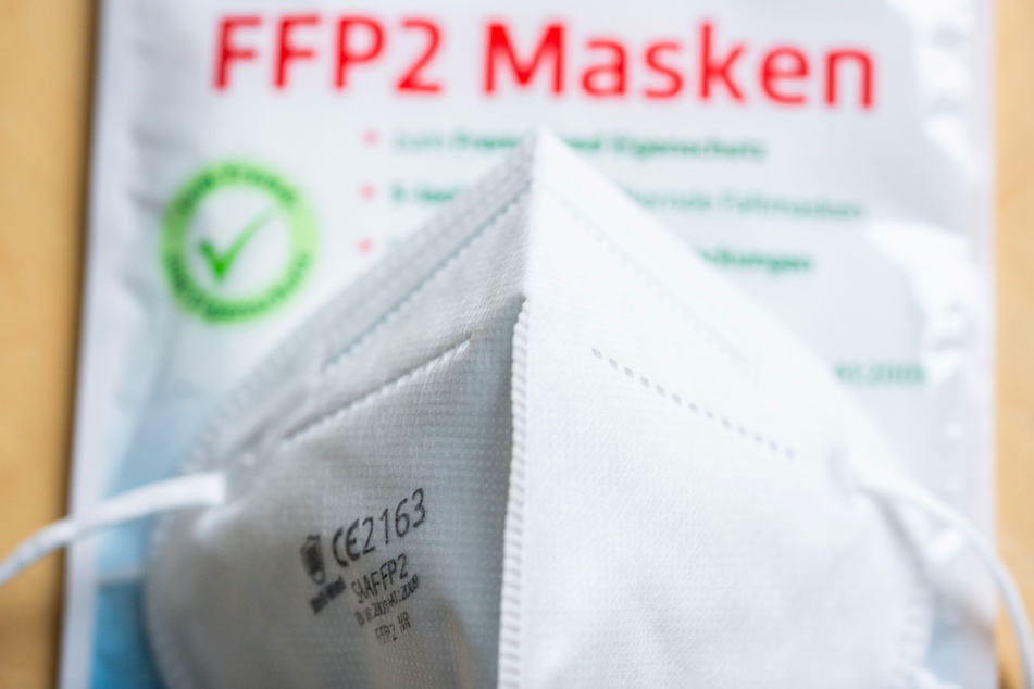 Nach einem Abgleich mit Versichertendaten der Krankenkassen bekommen Bürger in diesen Tagen Gutscheine für zwölf FFP2-Masken zugesandt. (Symbolbild)