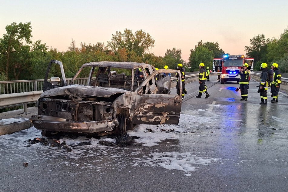 Bei dem Frontalunfall auf der B512 am Dienstagabend ist ein Pick-up-Fahrzeug vollständig ausgebrannt.