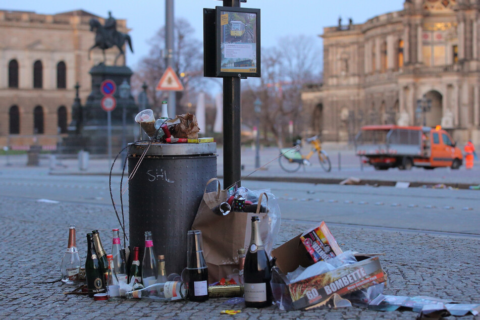 Böller-Packungen, Flaschen, Raketen-Reste: Nach zwei ruhigeren Jahren fiel jetzt wieder jede Menge Müll an.