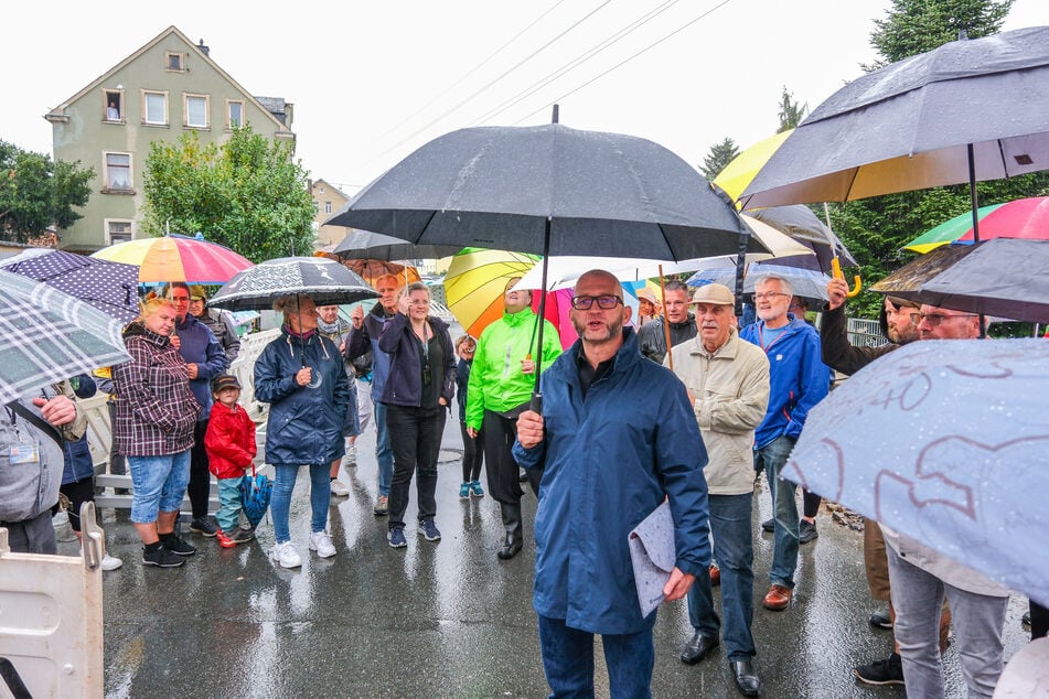 Chemnitzer Baubürgermeister Thomas Kütter (50, parteilos, v.) stellte sich am Mittwochnachmittag den wütenden Anwohnern der Oberen Hauptstraße.