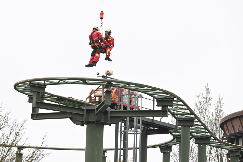 Einsatz in luftiger Höhe: Die Höhenrettung der Feuerwehr Stuttgart führte im Freizeitpark Tripsdrill eine Übung an Achterbahnen durch.