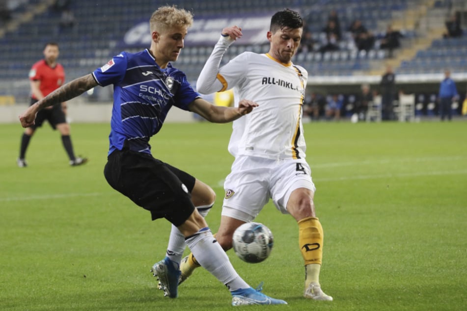 Bielefelds Nils Seufert (l) und Dresdens Jannis Nikolaou kämpfen um den Ball.