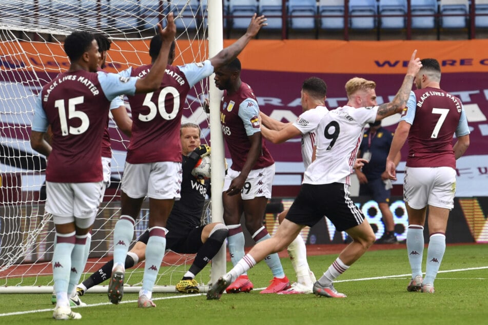 Aston Villas Torhüter Orjan Nyland (4.v.l) hält den Ball.