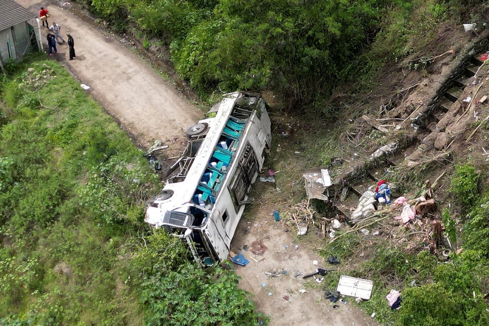 Der Bus wurde bei dem Unglück völlig zerstört.