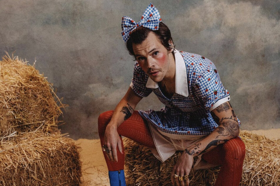 Harry Style channeled Judy Garland's Dorothy Gale from The Wizard of Oz while performing "Somewhere Over the Rainbow."