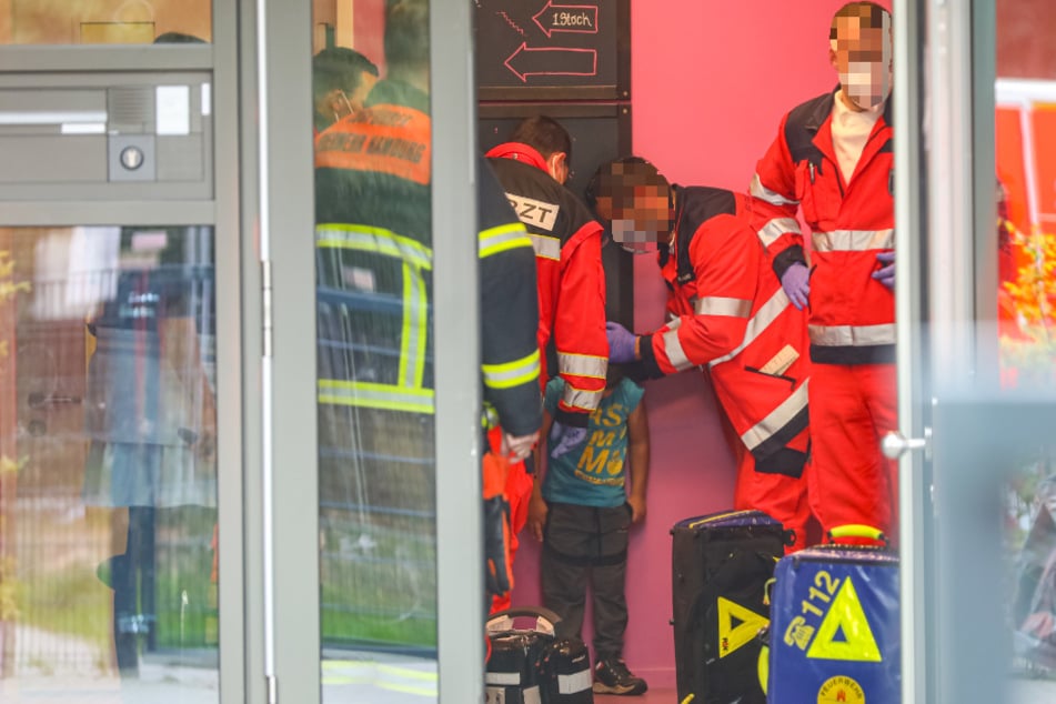 Die Rettungskräfte behandeln eines der gestochenen KInder.