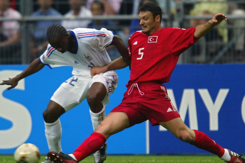 Hatte schon während seiner aktiven Karriere eine kurze Zündschnur: Alpay Özalan (r.), hier im Trikot der türkischen Nationalelf.