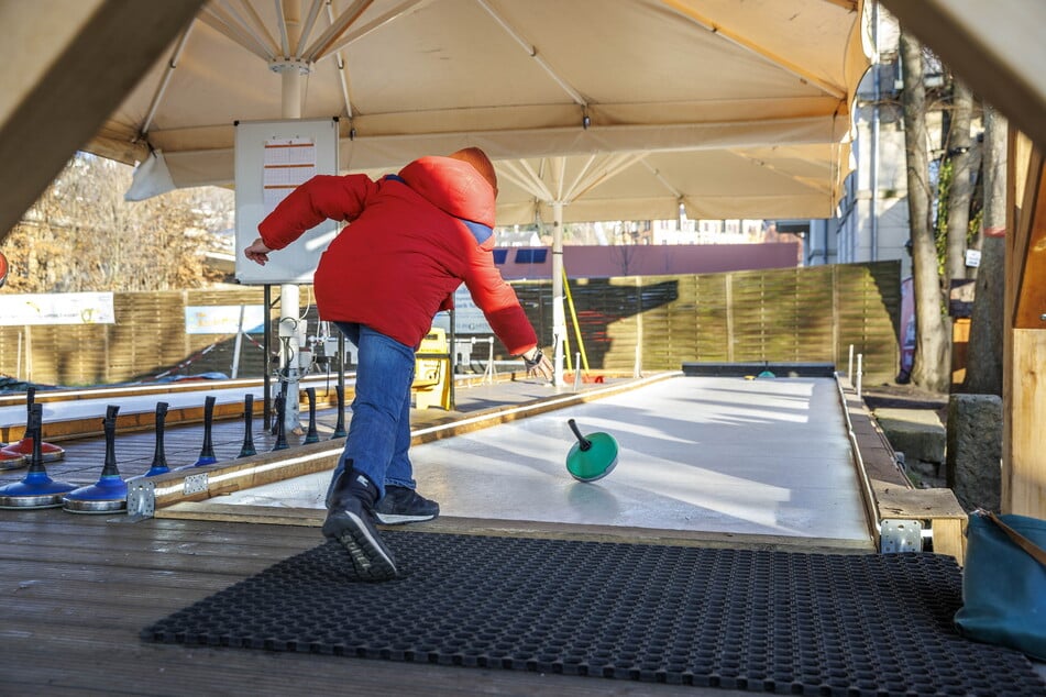 Wir verschenken Stunden auf der Eisstockbahn im Elbegarten.