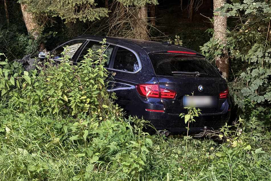 Der schwarze BMW wurde durch den Aufprall in ein Waldstück geschleudert.