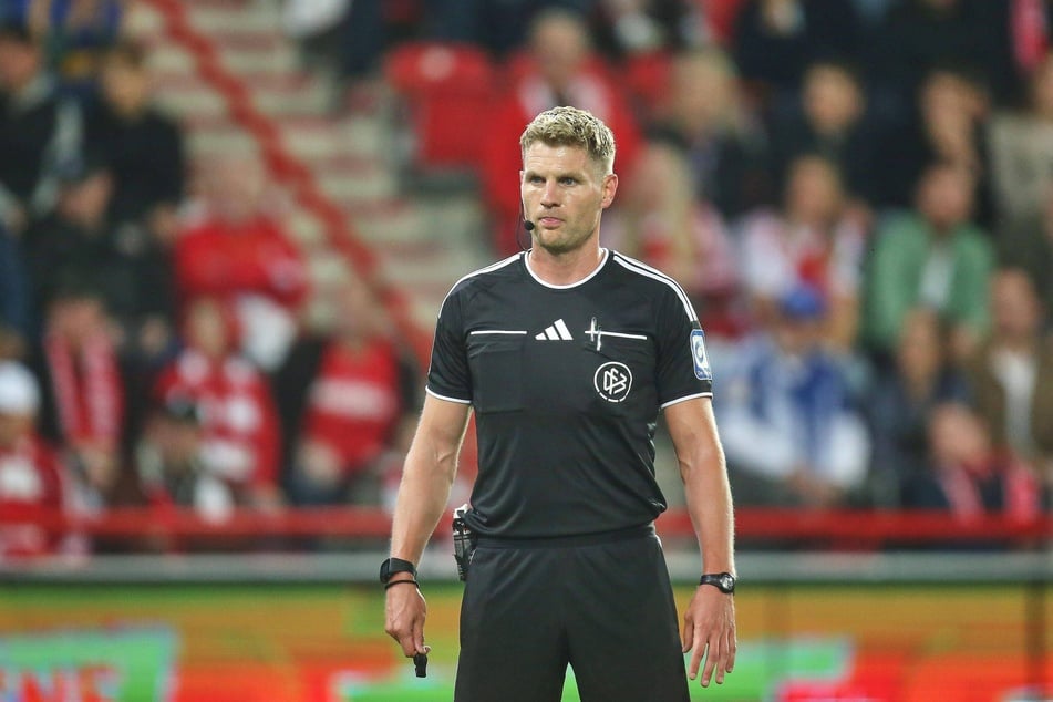 Timo Gerach (39) pfeift heute das Spiel von Dynamo in Kiel.