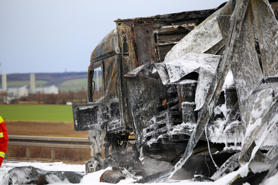 Ausgebrannter Lkw bricht beim Abschleppen auseinander und sorgt für Marathon-Einsatz