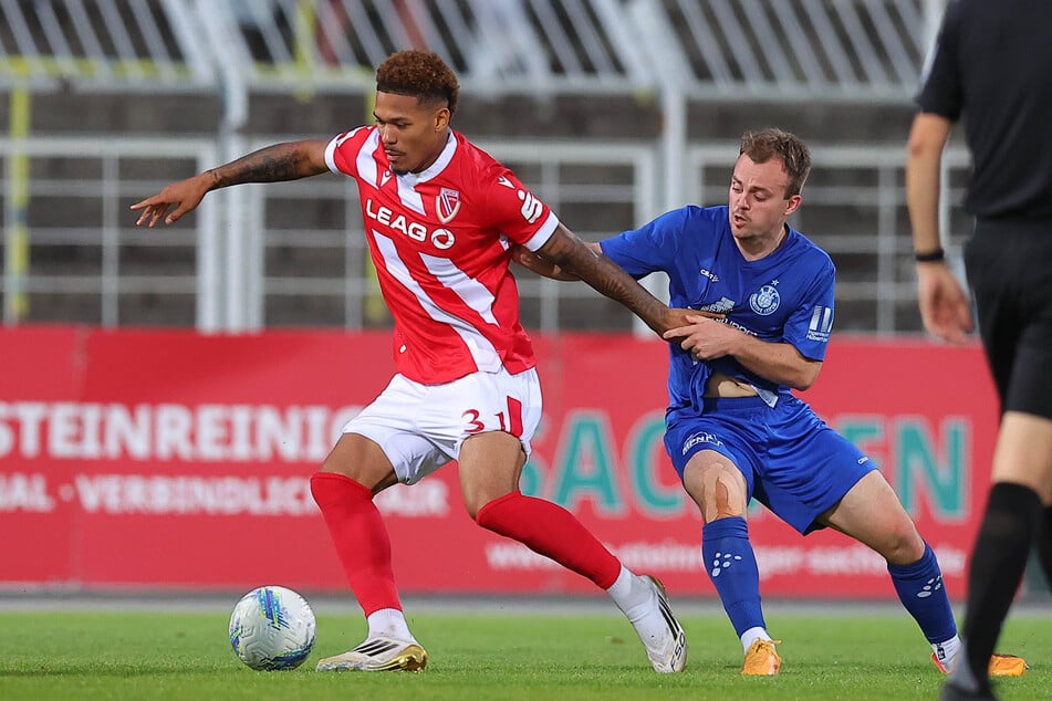 Justin Butler (24, l.) bringt eine unfassbare Physis und Athletik mit, ist kaum zu verteidigen.