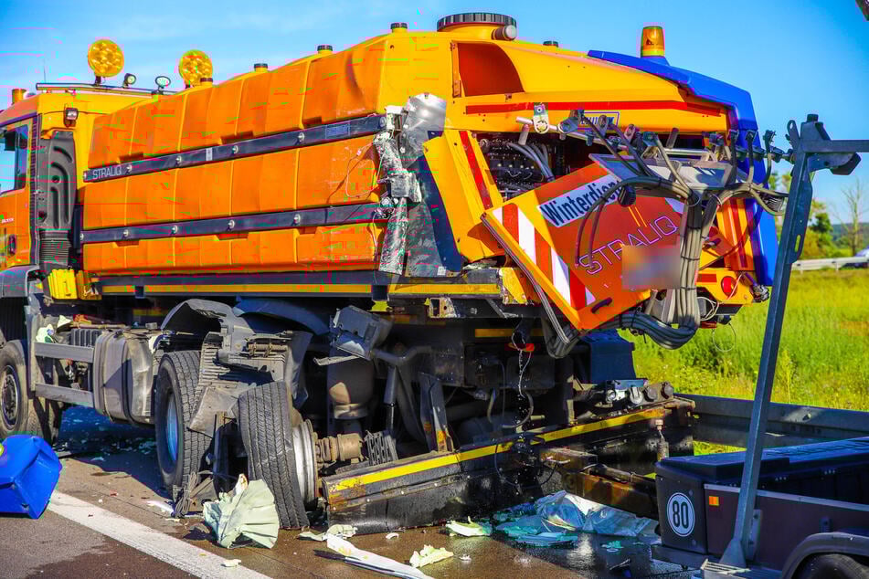 Der Fahrer (54) des Sicherungsfahrzeuges der Autobahnmeister blieb unverletzt.