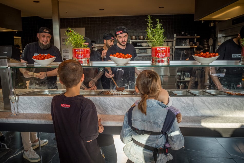 Die Kleinsten staunten nicht schlecht, als sie die Pizzabäcker bei der Arbeit beobachteten.