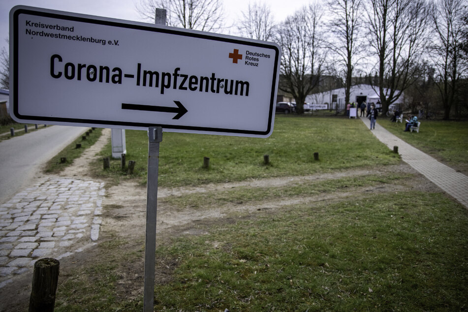 Ein Schild weist den Weg zu einem Impfzentrum. Der Wegfall der Corona-Impfpriorisierung stößt bei Sozialverbänden in Baden-Württemberg auf Kritik. (Symbolbild)