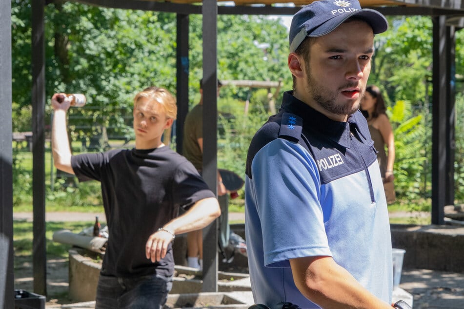 Jonas Heilmann, der Enkel von Dr. Roland Heilmann, wird bei einer Auseinandersetzung von einer Flasche am Kopf getroffen.