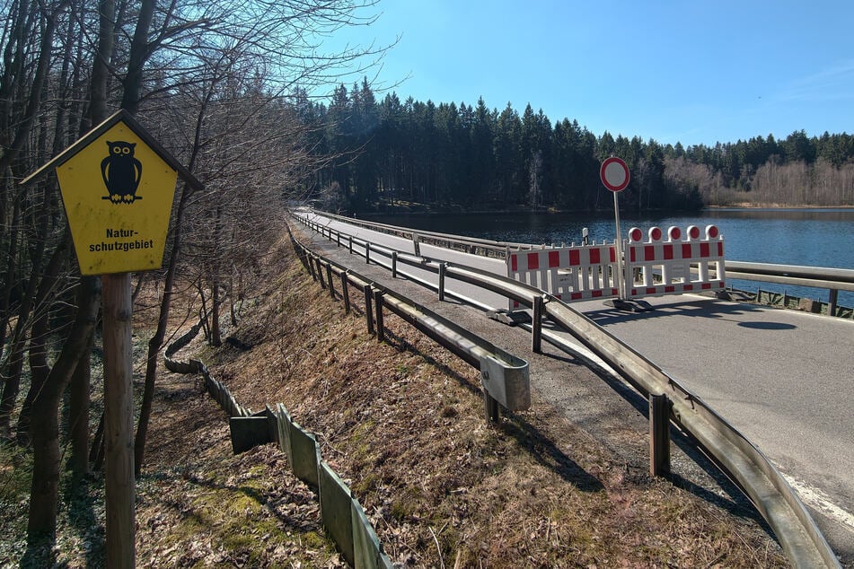 An einer Böschung wurde bei einer Kontrolle ein großer Riss entdeckt. Damit ist die sichere Befahrbarkeit der Staatsstraße nicht mehr gewährleistet.