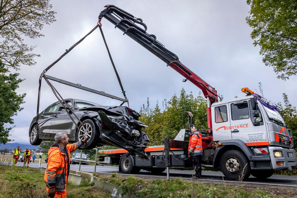 Der demolierte BMW musste aus dem Straßengraben gehievt werden.