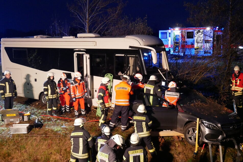 Unfall A1: Wohnmobil kracht auf A1 in Mercedes: Vier Menschen teils schwer verletzt