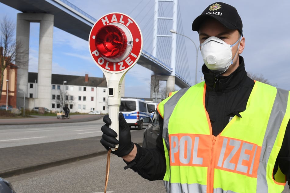 Die Polizei hielt einen der flüchtigen Raser an. (Symbolbild)