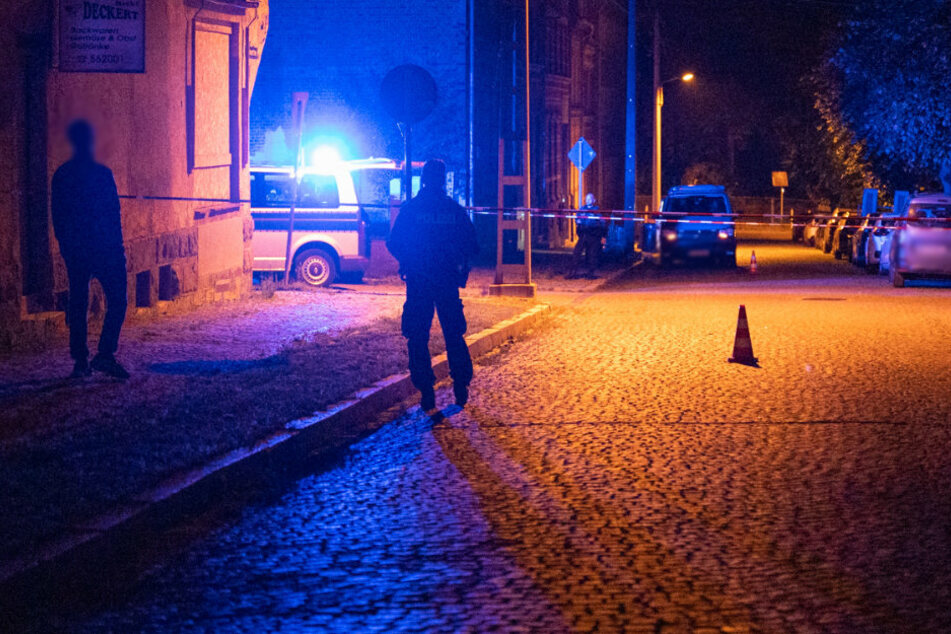 In Apolda ist ein Polizeibeamter bei einem Einsatz von einem Auto überfahren und schwer verletzt worden.