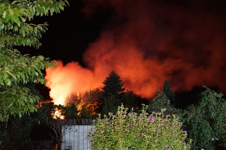 Die Flammen griffen auf eine weitere Laube über.