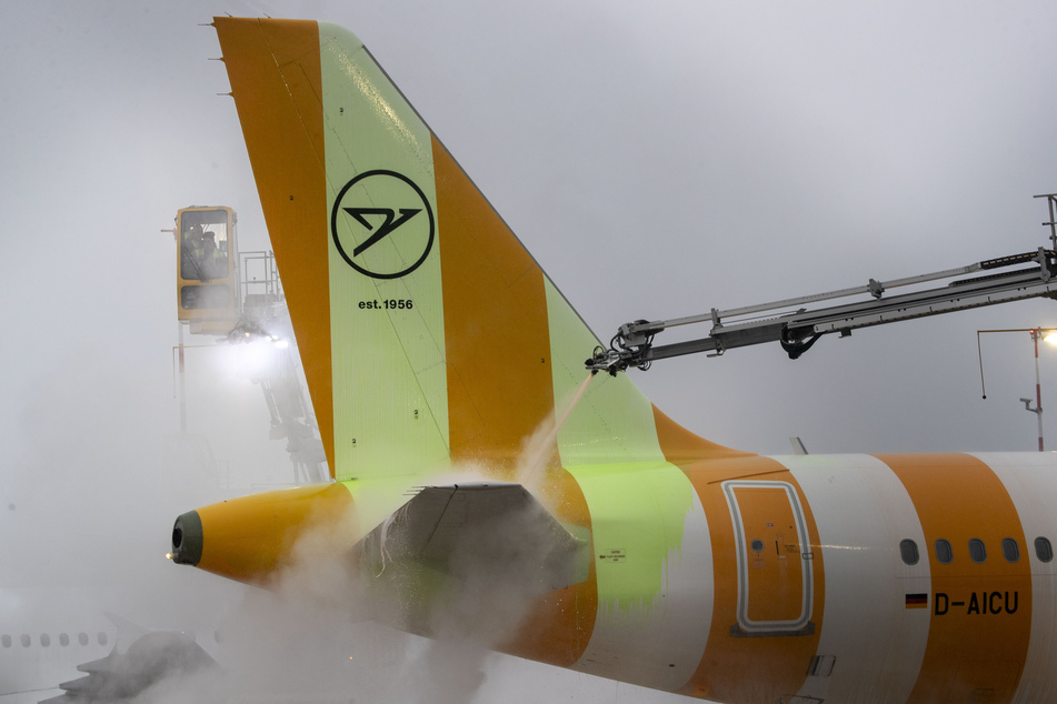 Umfangreiche Enteisungsmaßnahmen brauchen ihre Zeit - auch am Frankfurter Flughafen.