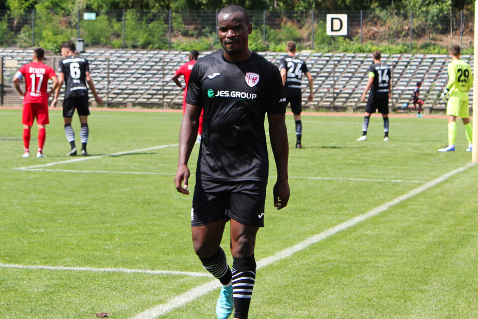 Abu Bakarr Kargbo (v.), hier nach seiner Auswechslung gegen den BAK, trug sich gegen seinen früheren Klub ebenfalls in die Torschützenliste ein.