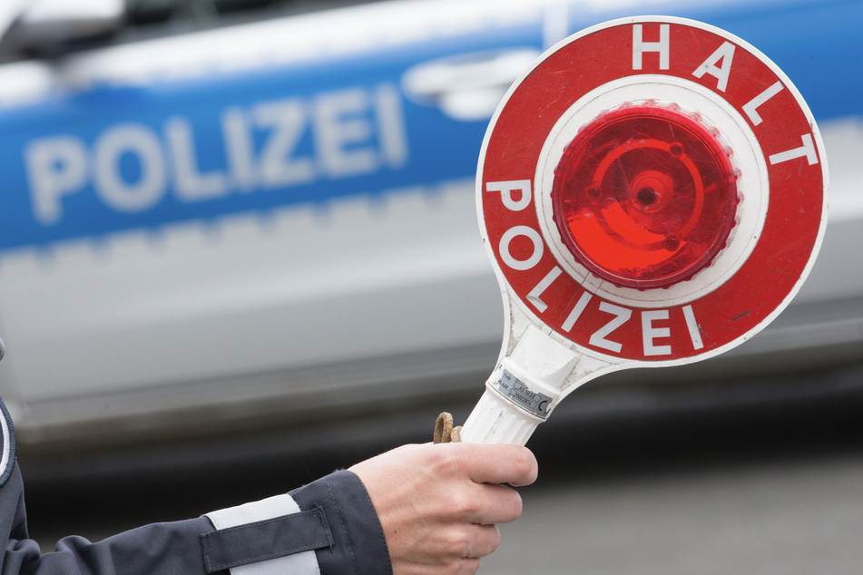 Bei einer Polizeikontrolle nahe der tschechischen Grenze fanden die Beamten verschiedene Waffen. (Symbolbild)