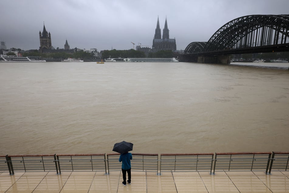 Am Mittwochmorgen war es noch möglich an der Rheinpromenade zu laufen. In den nächsten Tagen wird das nicht mehr möglich sein.