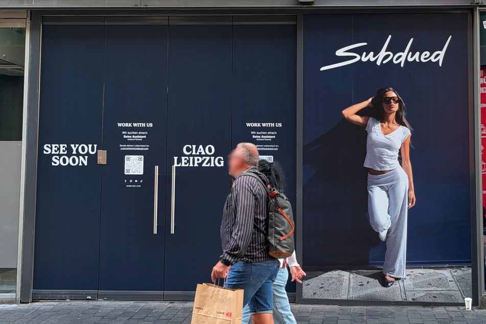 Die Scheiben sind mit Werbung zugeklebt, die ankündigt, dass "Subdued" bald eröffnen wird.