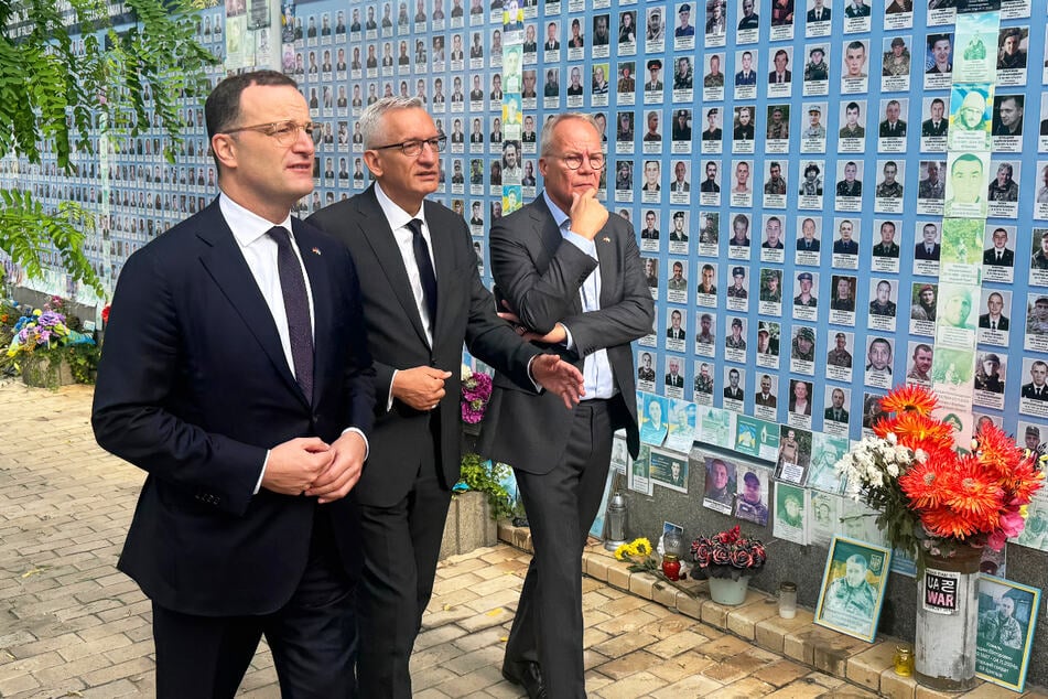 Jens Spahn (45) und Matthias Miersch (56) gedenken bei ihrem Besuch in Kiew zusammen mit Martin Jäger (60, M.), deutscher Botschafter in der Ukraine, auf dem Michaelsplatz den getöteten ukrainischen Soldaten.