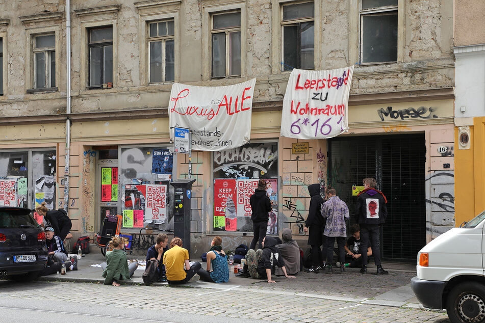 Die Gruppe hing Banner an dem Gebäude auf.