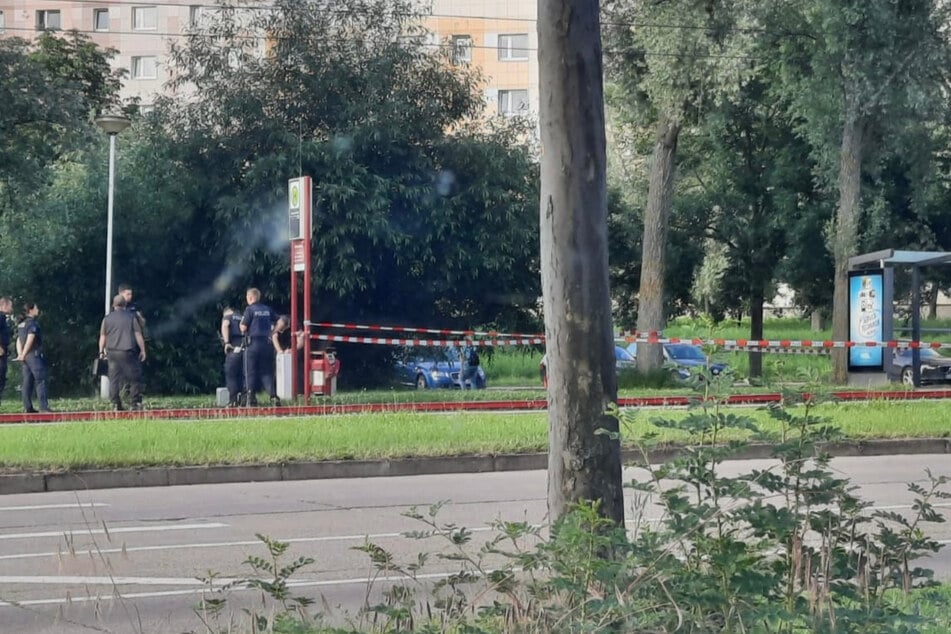 Polizeikräfte stehen am Ort des Angriffs.