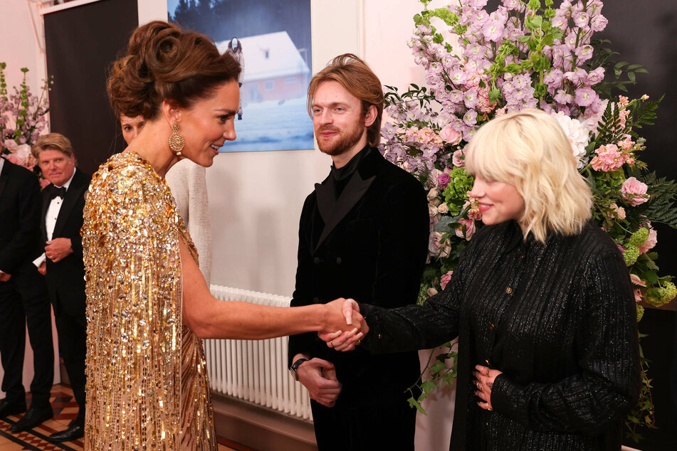 Kate Middleton, the Duchess of Cambridge (l.), met with Billie Eilish (r.) and her brother Finneas O Connell (c.) at the 007 No Time To Die world premiere in London last week.
