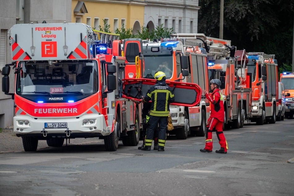 Die Höhenretter der Leipziger Feuerwehr halfen dem Mann aus seiner misslichen Lage. Anschließend wurde er ins Krankenhaus gebracht.